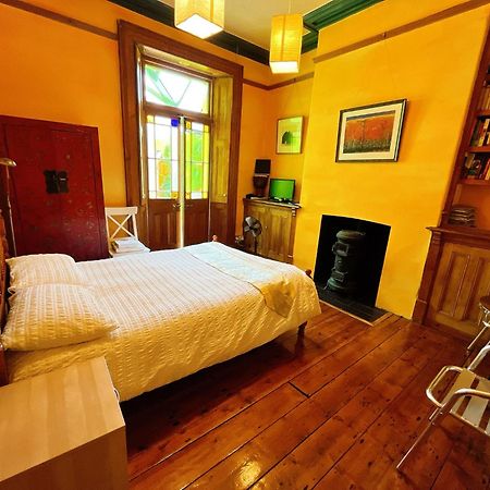 카디프 Funky Urban Jungle B&B 외부 사진