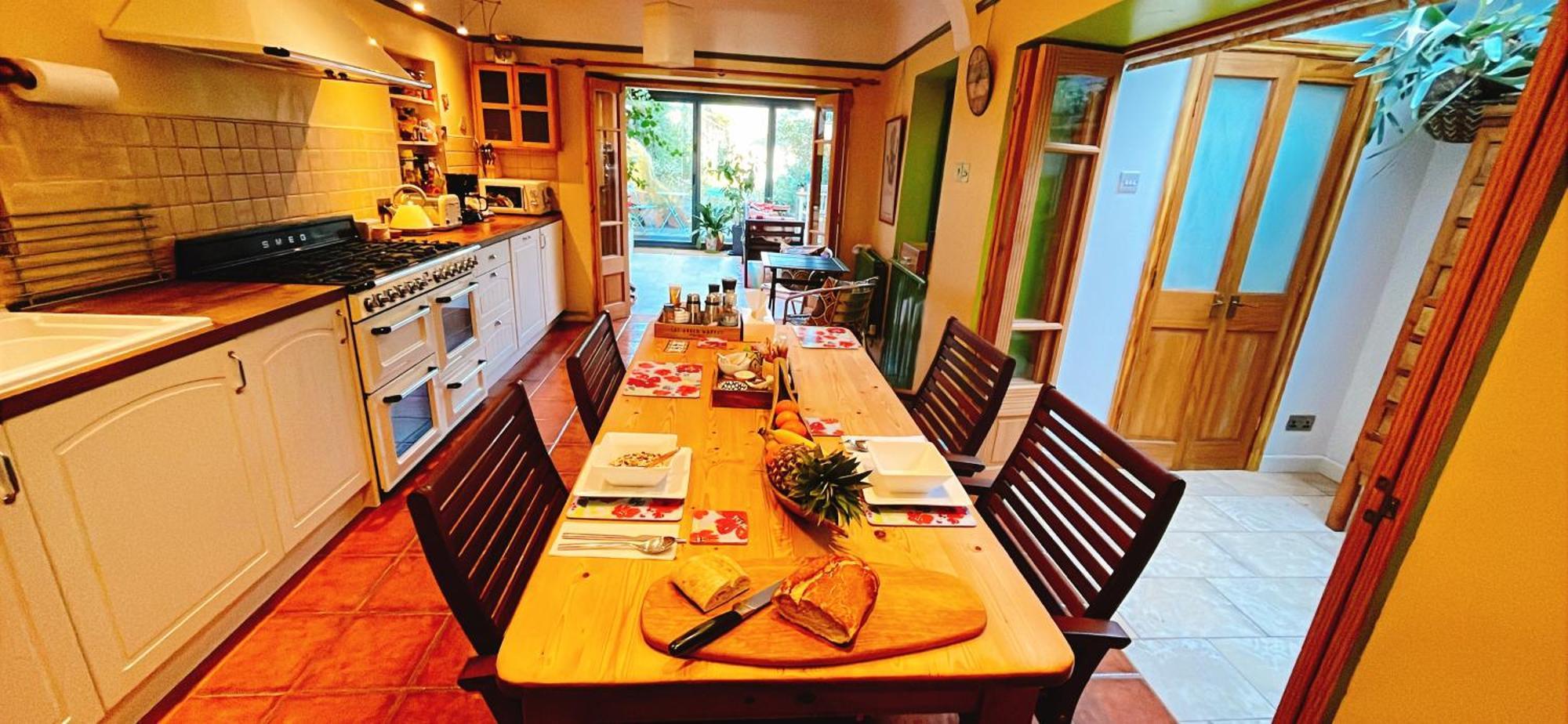 카디프 Funky Urban Jungle B&B 외부 사진
