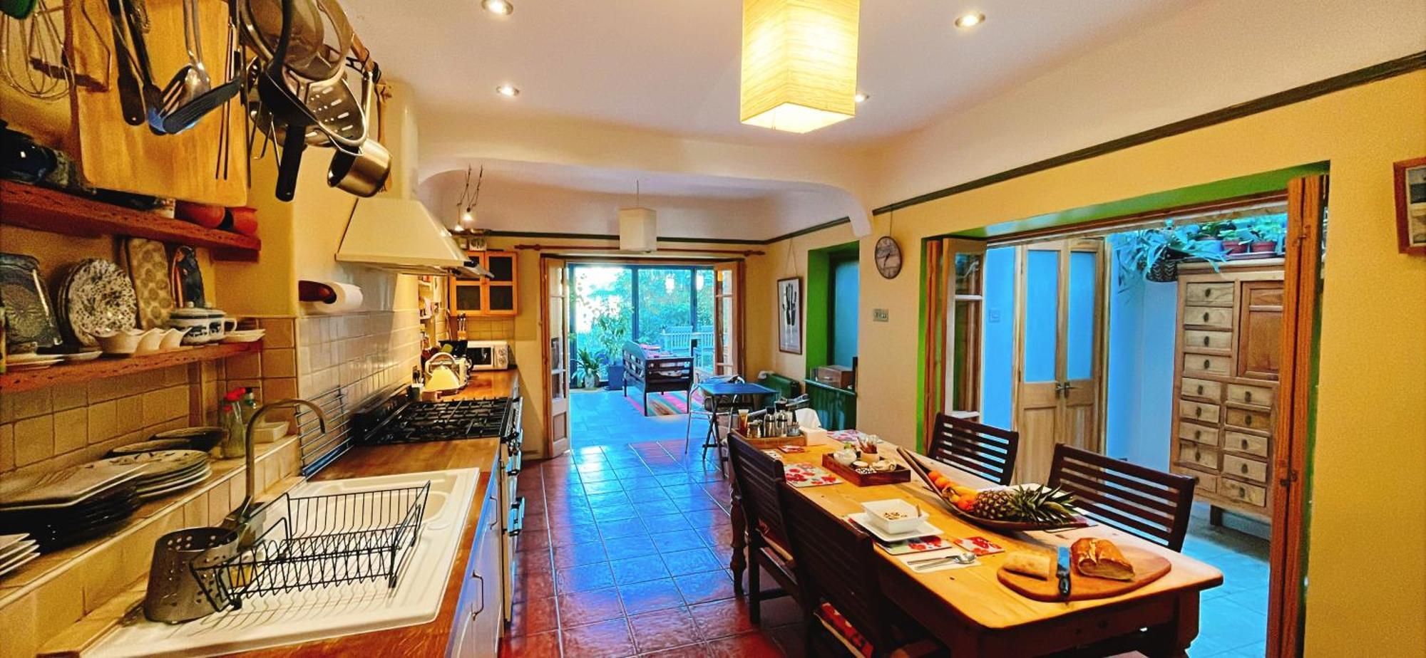 카디프 Funky Urban Jungle B&B 외부 사진
